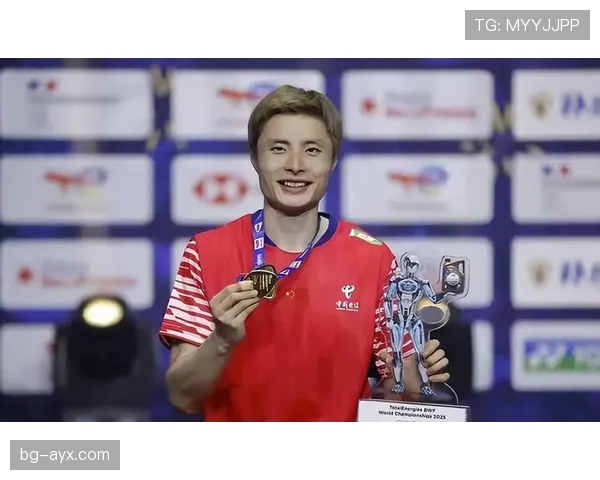 石宇奇训练完直接拎包去高定秀场，这反差谁懂啊